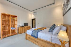 a bedroom with a bed and a lamp in it at Nusa Dewata Cottage in Nusa Penida