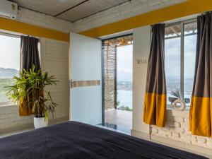 The Hosteller Bhandardara客房内的一张或多张床位