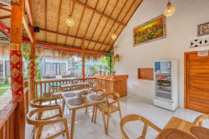 a kitchen and dining room with a table and chairs at Nusa Dewata Cottage in Nusa Penida