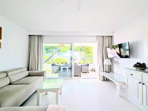 TV a/nebo společenská místnost v ubytování Miraflores golf penthouse with sea view Mijas costa