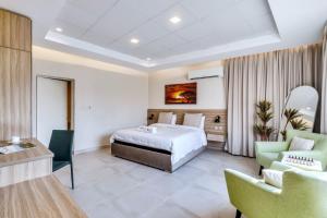 um quarto de hotel com uma cama e duas cadeiras em Masafi Fujairah Farmstay Mountain view em Fujairah