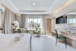 um quarto de hotel com uma cama e cadeiras em 800 Mountain Resort Vacation House em Fujairah