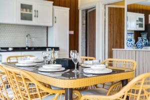 uma mesa de jantar com cadeiras e uma cozinha em 800 Mountain Resort Vacation House em Fujairah