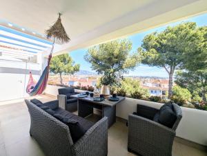 Posezení v ubytování Miraflores golf penthouse with sea view Mijas costa