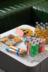 een tafel vol met eten en blikjes frisdrank bij Xinchi Sakura Valley Resort in Shaoxing