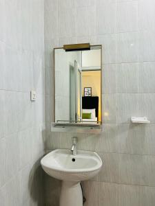 un baño con lavabo y espejo en The Luxe Apartment, en Zanzíbar