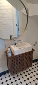 a bathroom with a sink and a mirror at Hobupostijaama maja in Rapla