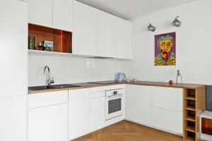 Kuchyň nebo kuchyňský kout v ubytování Silver House by Praia Apartments Gdynia Centrum Wanna Parking 5 min do Plaży + 27 fotografií