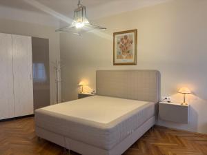 Una cama o camas en una habitación de Carlton Suites 37 fotos más