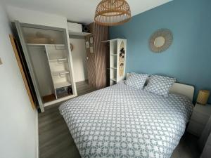 Ένα ή περισσότερα κρεβάτια σε δωμάτιο στο Appartement avec chambre, terrasse et jardinet proche plage, forêt pins, piste cyclable, lac