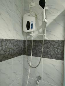 a shower with a blow dryer in a bathroom at Cebu Stay Rental - Sunvida Tower Residences in Sampong