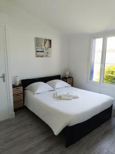 En eller flere senge i et værelse på Les gîtes de la fontaine