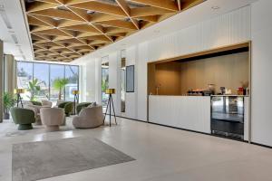 un soggiorno aperto con cucina e atrio di GRANO APARTHOTEL Ustronie Morskie a Ustronie Morskie