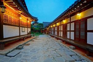 全州市にあるJeonju Hanok Maeul Dongrakwon Hanok Hotelの中庭のベンチ付き建物