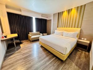 Postel nebo postele na pokoji v ubytování Orchardz Hotel Industri Jakarta Kemayoran