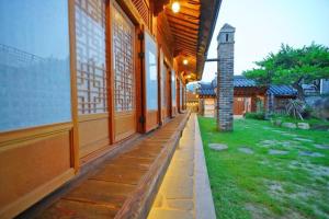 un pasillo vacío de un edificio con una torre de reloj en Hanok Gotaek Goeul, en Jeonju