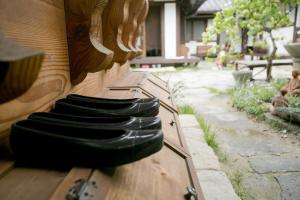 Un banco de madera con asientos de cuero negro. en Jeonju Hanok Ihwa Gotaek Banchayougi Josik, en Jeonju