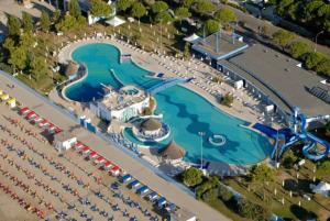 an aerial view of a pool at a resort at Residence Villa Marina in Grado