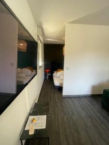 Łóżko lub łóżka w pokoju w obiekcie Villa Elena - Studio proche plage avec terrasse