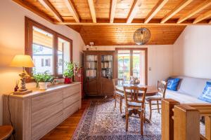 ein Schlafzimmer mit einem Tisch und einem Bett sowie ein Esszimmer in der Unterkunft La Maison Marie Andre in Albens