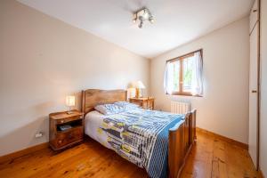 ein Schlafzimmer mit einem Bett und einem Fenster in der Unterkunft La Maison Marie Andre in Albens