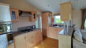 مطبخ أو مطبخ صغير في Seaside chalet in Ardmore with breathtaking views