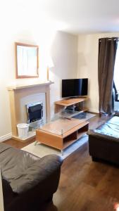 A television and/or entertainment centre at Livingston Ideal commuter House