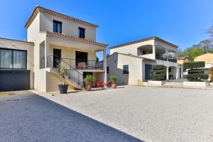 a house with a driveway in front of it at Villa Emeraude-Joyaux de Provence in Saint-Étienne-du-Grès