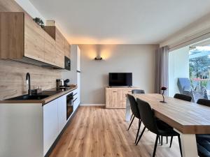 Kuchyň nebo kuchyňský kout v ubytování Costa Blu - Pool & terrace lake view