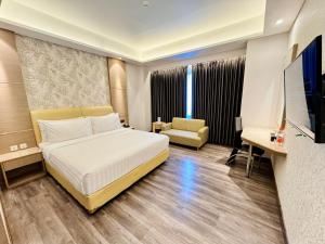 TV a/nebo společenská místnost v ubytování Orchardz Hotel Industri Jakarta Kemayoran