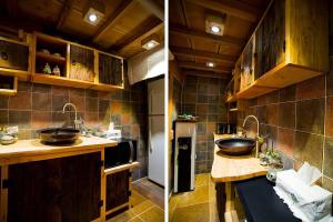 全州市にあるJeonju Hanok Maeul Hanok Gotek Bugyeongdangのキッチン(シンク2台、冷蔵庫付)