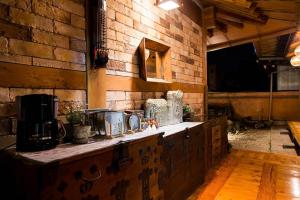 全州市にあるJeonju Hanok Maeul Hanok Gotek Bugyeongdangのカウンター付きのキッチン