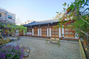 un edificio con un banco en medio de un patio en Hanok Mibbeum, en Jeonju