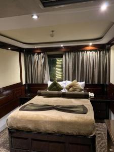 a bedroom with a large bed in a boat at فندق ريفر المعادي in Cairo