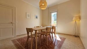 ein Esszimmer mit Tisch und Stühlen in der Unterkunft Grande Maison avec piscine, parking et wifi in Balaruc-les-Bains