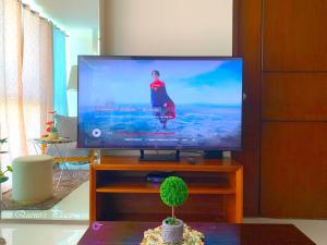 Mactan Newtown - New Modern Condo with Ocean View TV 또는 엔터테인먼트 센터 사진 37개 이상