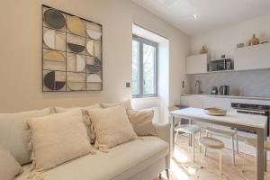 a living room with a couch and a table at Superbe appartement lumineux proche de Lyon in Écully