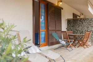 un patio avec des chaises, une table et une fenêtre dans l'établissement Casa Alessia , il tuo angolo di pace a Nisporto, à Nisporto