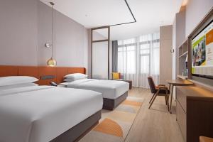 Postel nebo postele na pokoji v ubytování Home2 Suite by Hilton Ningbo Yinzhou