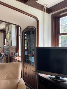 TV a/nebo společenská místnost v ubytování B&B Catharinenburg Golf & Wellness