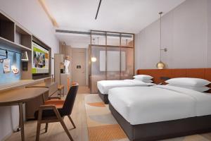 Postel nebo postele na pokoji v ubytování Home2 Suite by Hilton Ningbo Yinzhou