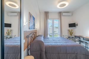 ein Schlafzimmer mit zwei Betten und einem Tisch und Stühlen in der Unterkunft Bove Marino Apartments Marzamemi in Reitani