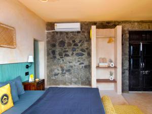 The Hosteller Bhandardara客房内的一张或多张床位