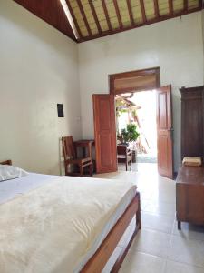 Postel nebo postele na pokoji v ubytování Dapur Ethnic Homestay