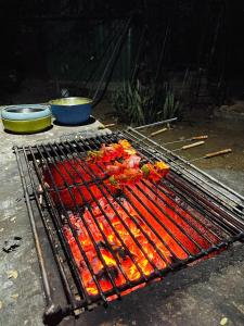 ホスアーにあるThe Hideaway Hosur by evaddoのホットドッグやその他の食べ物を使ったグリル +65枚の写真