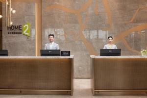 Členové personálu v ubytování Home2 Suite by Hilton Ningbo Yinzhou