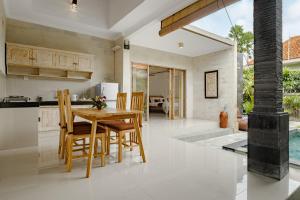 Η κουζίνα ή μικρή κουζίνα στο Puri Sedana Ubud Villa