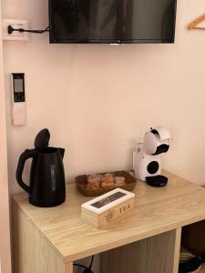 Príslušenstvo na prípravu kávy alebo čaju v ubytovaní Assajè Guestroom