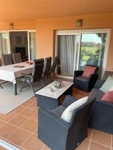 Khu vực ghế ngồi tại BEL APPARTEMENT REZ De CHAUSSEE AVEC DOUBLE TERRASSE FACE AU LAC ET AU GOLF