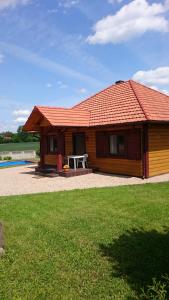 a log cabin with a picnic table in front of it at Czysta Dolina in Baciki Bliższe